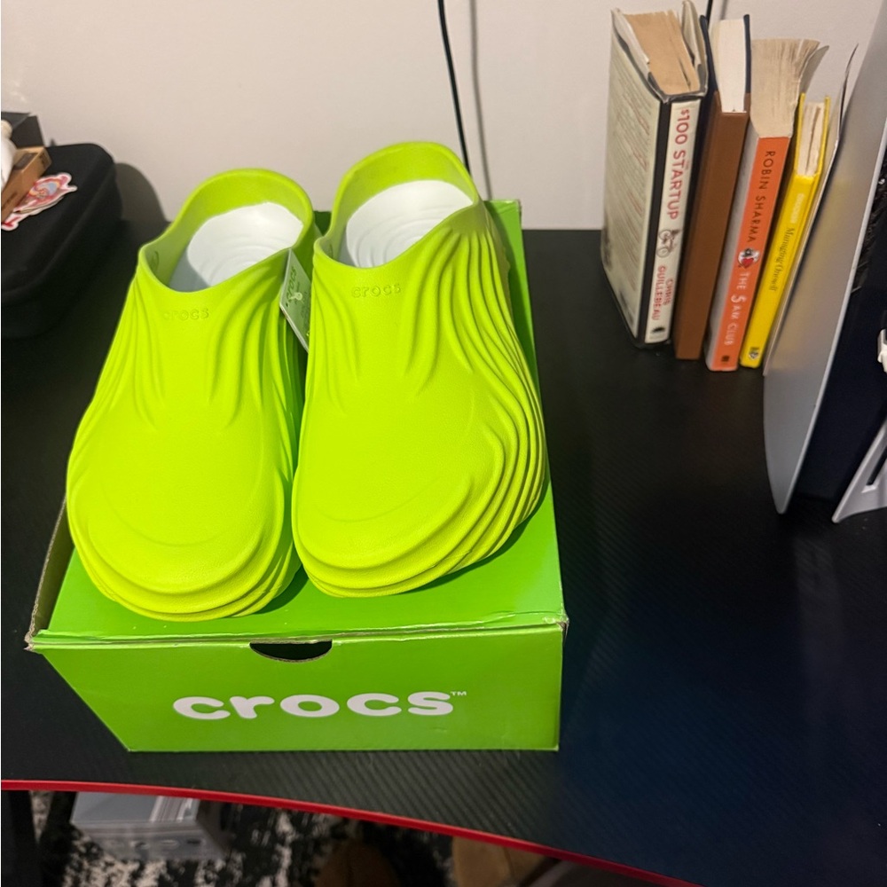 CROCS Echo Wave Clogs